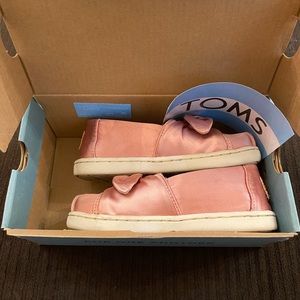 Kids toms size 8